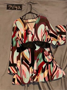 Bisou Bisou Label and Multicolor Fabric with Pink and blue-Green Tones